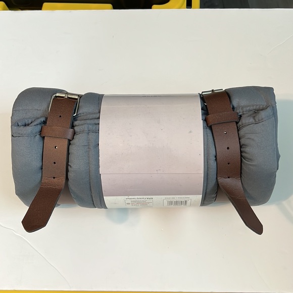 NWT Avon Voyage Carry & Go All-Purpose 5lb Weighted Throw Blanket - Picture 3 of 4